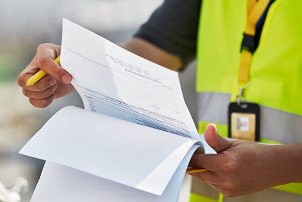 Colaborador de Maverick Border Services revisando documentos legales para ingreso de mercancías, como parte de los servicios de agencia aduanal