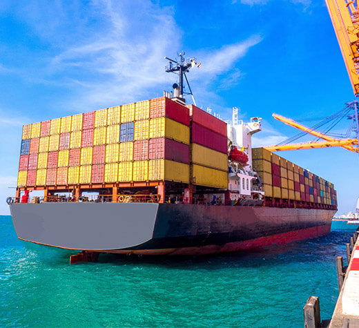 Contenedores amarillos y rojos, sobre barco de carga, representando los servicios logística y almacenamiento de Maverick Border Services